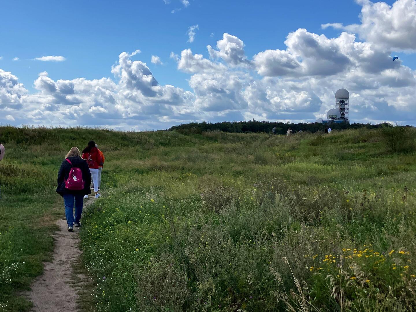 Laufen auf die Drachenhöhe im Grunewald. Dahinter Teufelshöhe mit ehem. Abhörturm der Amis