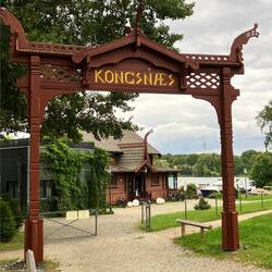 Kaiserliches Matrosenhaus 'Kongsnæs' mit drahtloser Verbindung zum Schloss 1841. Heute Restaurant