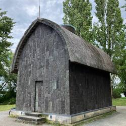 Ermitage f. Kaiser Friedrich Wilhelm II, 1796 erbaut, Fassade ganz mit Eichenrinde verkleidet