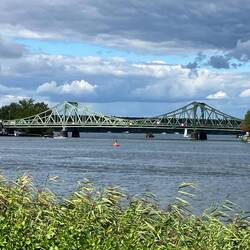 Glienickebrücke: Im kalten Krieg wurden hier jeweils Agenten ausgetauscht zw. Ost (links) und West