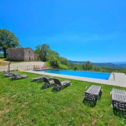 Pool mit Liegewiese