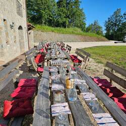 Tafel bereit für die Gästeschar