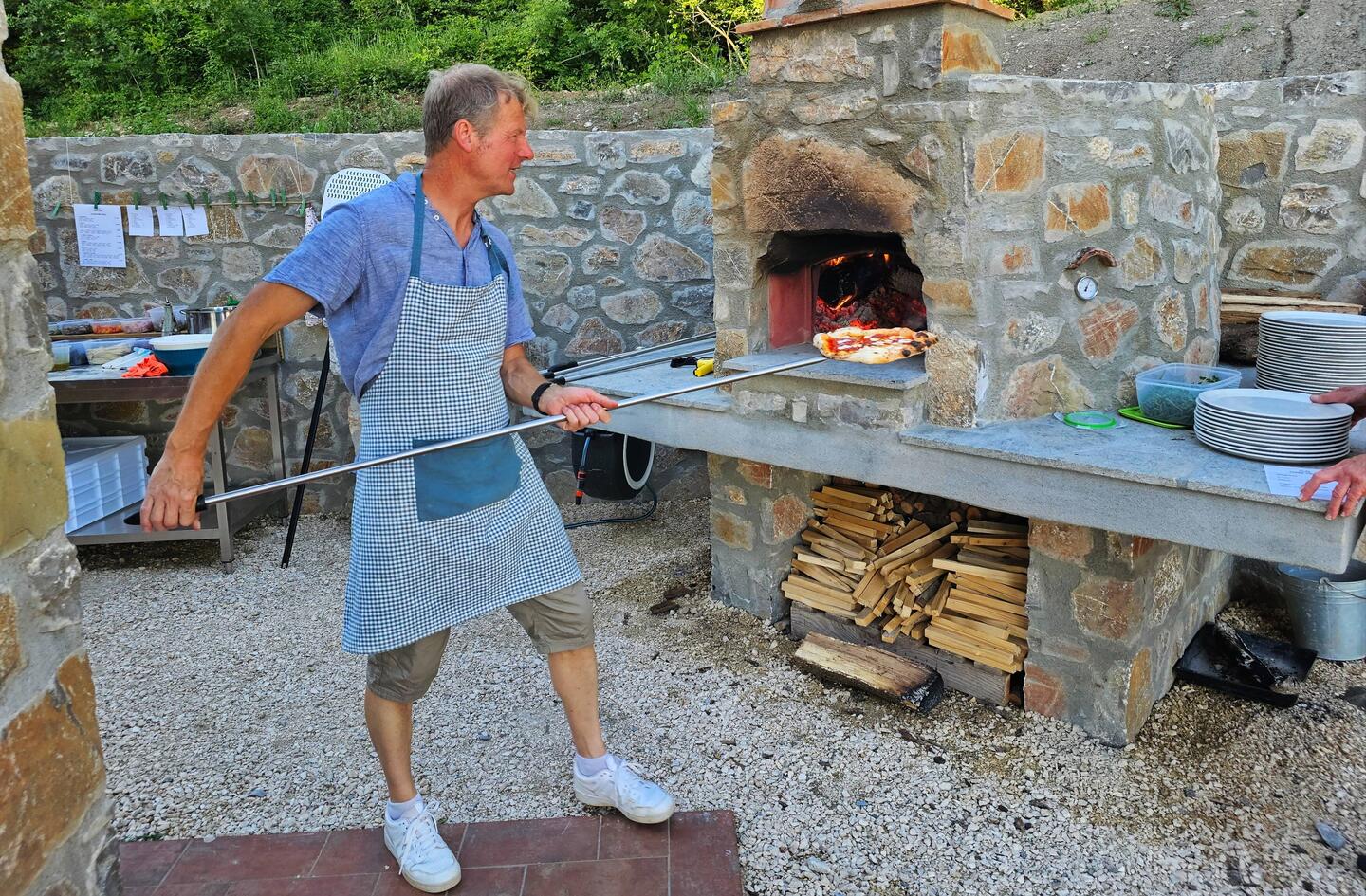 Bas beim Pizza backen