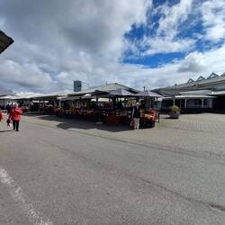 Der andere Markt in Ufernähe