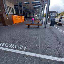 Weiter Abstand als Nichtraucherbereich vor dem Einkaufszentrum