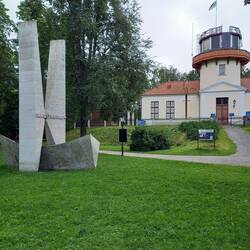 Das Denkmal für Georg Friedrich Wilhelm Struve vor der Sternwarte