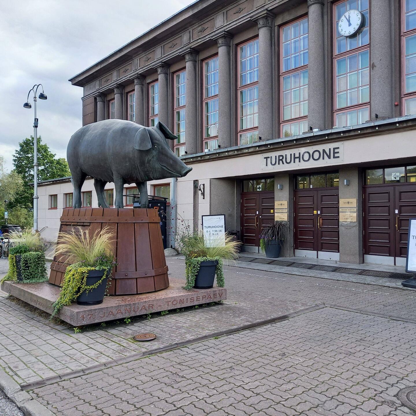 Wie sinnig, die Sau am Eingang zur Markthalle