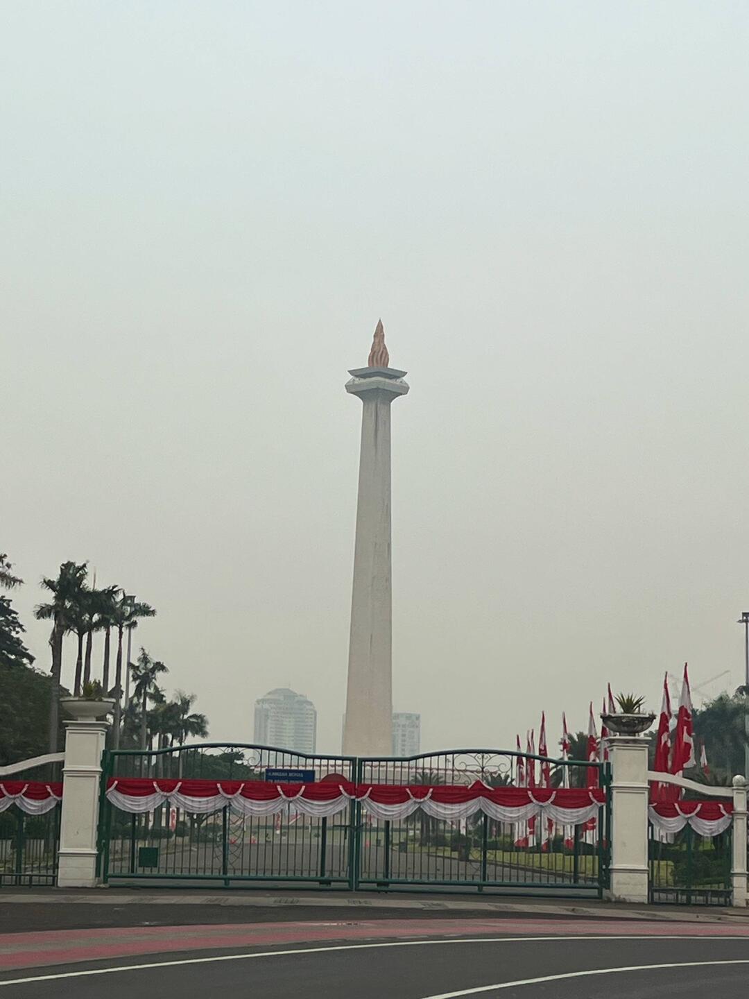 Monumen Nasional am Weg zum Bahnhof
