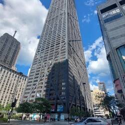 360 Chicago Tower - TILT = Glasfenster mit Griffen im 94. Stockwerk, die sich nach vorne neigen