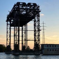 resp. dem Rest der Hubbrücke, den die Nazis bei ihrem Rückzug nicht wegsprengen konnten