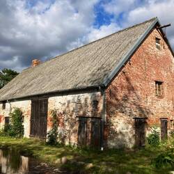 Am Südwestzipfel der Insel kommen wir in Karnin an und holpern auf unebenen Schotterwegen zum...