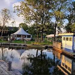 "Piratencafé - Zum Faulen Paul", der nebenan einen Stellplatz betreibt