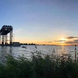 zur Eisenbahn-Hubbrücke von Karnin