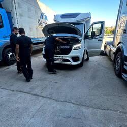 Zeitweise waren sie zu viert am Wagen