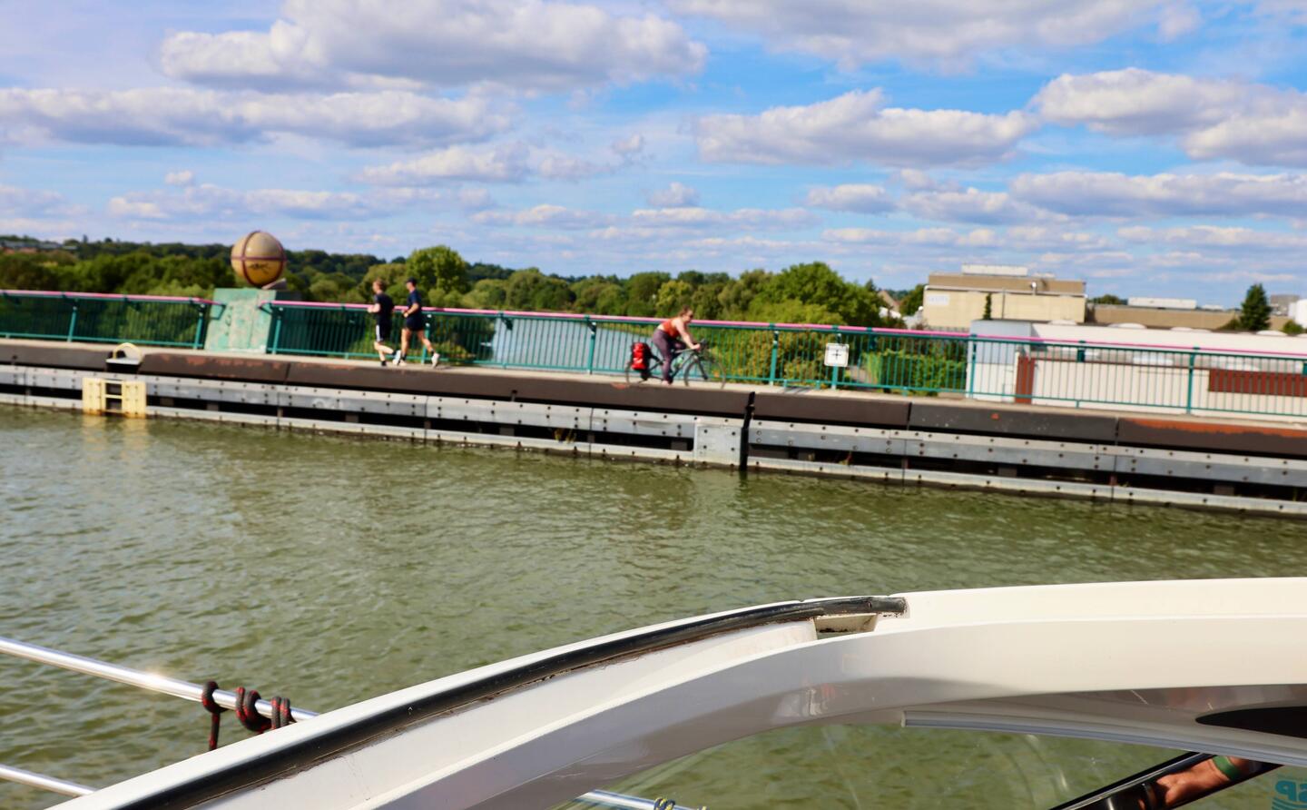 Das Wasserkreuz Mittellandkanal und Weser mit Aquadukt und div. Schleusen.