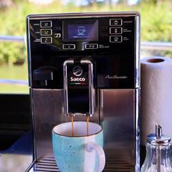 Und auf den Kanälen ist das Lebenselexier des Kapitäns: KAFFEE...