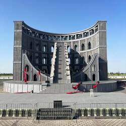 Un finto Colosseo per gli spettacoli all'Eternal City