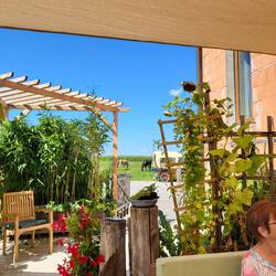 Beim Pizzaessen auf der Terrasse