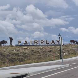 Ortseingang von "Fairplay"