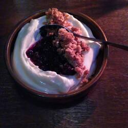 Skyrmousse mit Beerenkompott und Hafercrumble