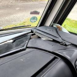 Notwendige Reparatur am Armaturenbrett. Da waren ein paar Schrauben locker