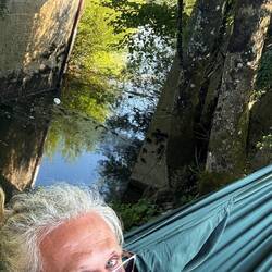 Petit ruisseau derrière une écluse sur le Doubs, 2 arbres et hop le hamac est en place