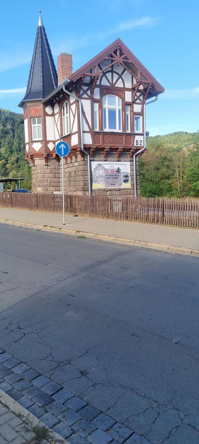 Das Wärterhäuschen für den Bahnübergang