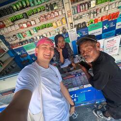 Nette Verkäuferin + anderer Kunde