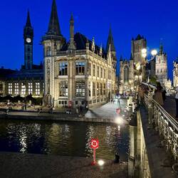 ... vor allem durch die Uferpromenade.