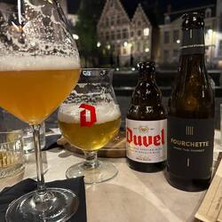 das Bier war es dafür aber. Jedes mit eigenem Glas!