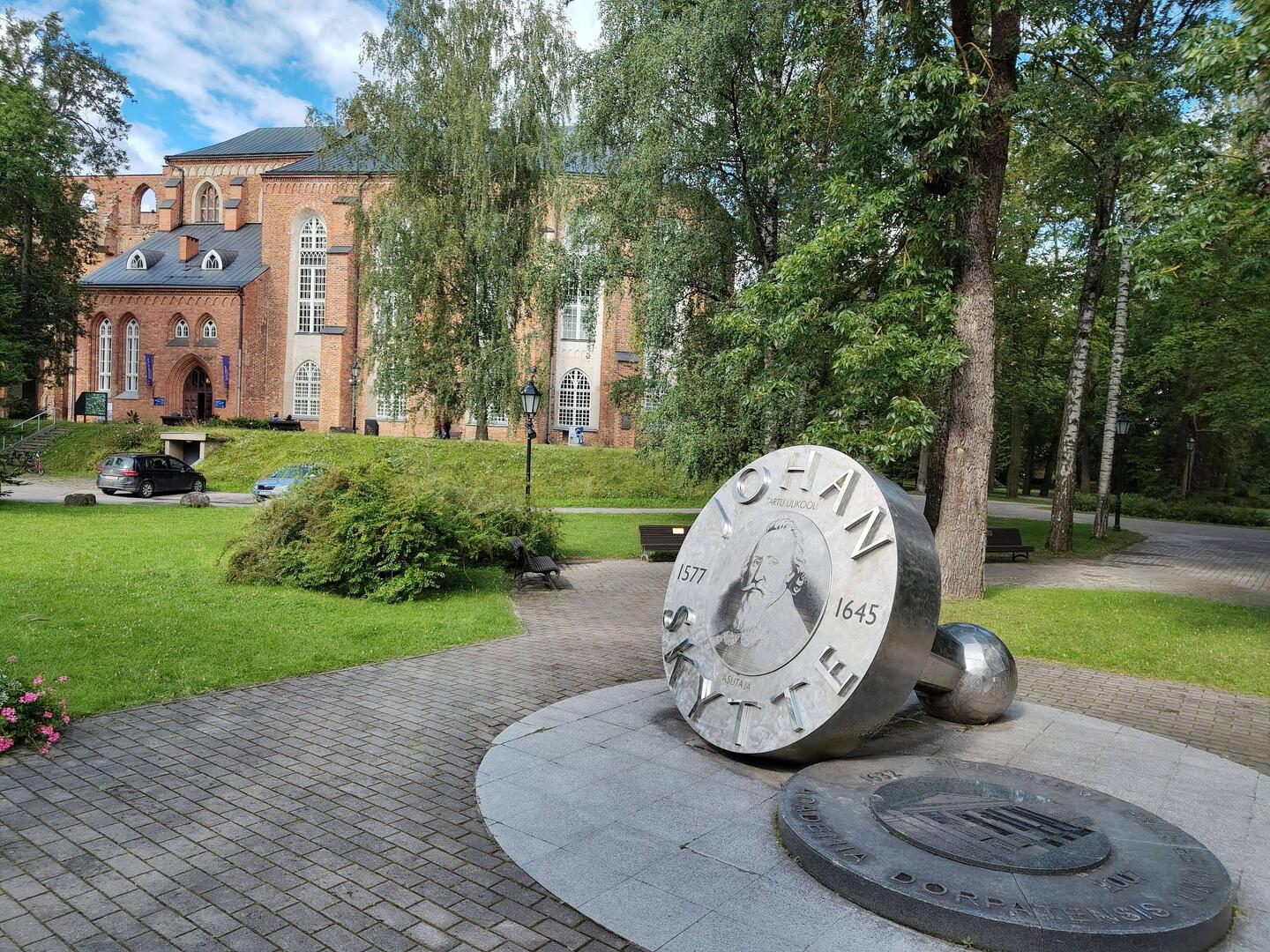 Denkmal für den Gründer der Universität