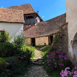 Przymurze w Viskrii, tu mają też kuchnie, izbę mieszkalną, ule, zaklad tkacki i manufakturę płytek