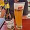 So ein schräges Glas - aber Theos Bier😆