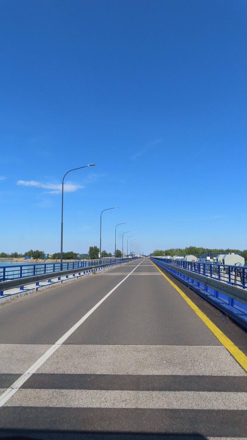 Eine breite Brücke über die Donau