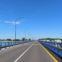 Eine breite Brücke über die Donau