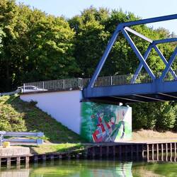 Manche Brückenpfeiler sind mit Kunst bemalt. Die Meisten mit Graffities verschmiert.