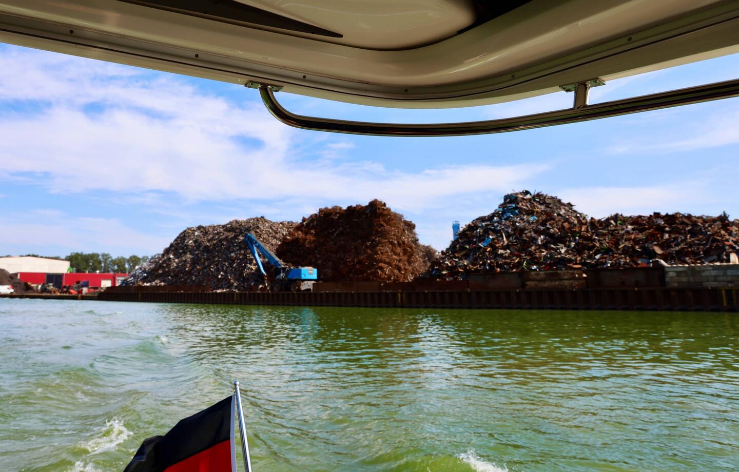 Es gibt noch viel Industrie am Mittellandkanal und dadurch viele Berufsschiffe.