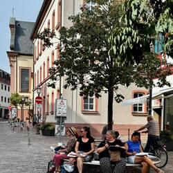 Die Zeichnerinnen halten Ausschau