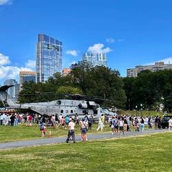 250 Jahre US-Marines - Zelebriert wird im Stadtpark inkl. Kriegsgerät