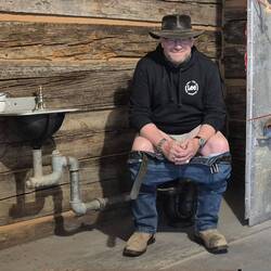 ...und weil es nicht fehlen darf...😅. Das Sitzgefühl im Gefängnis des Sheriffs getestet ...