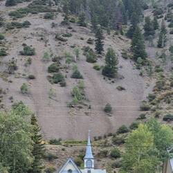 Kirche unter permanenter Lawinengefahr