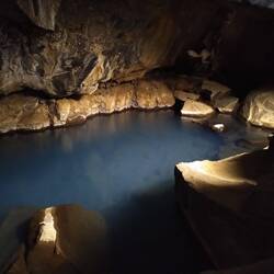 Gròtagja-Höhle. Die Wassertemperatur beträgt angenehme 60 Grad