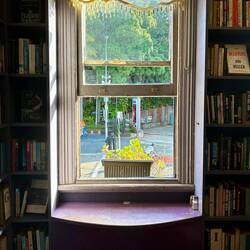 Geen verkeerd plekje voor een boek met een koppie thee :)