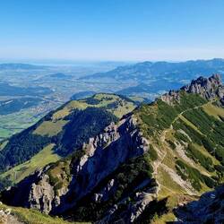 Blick zurück zu den Drei Schwestern (rechts). Hinten der Bodensee.