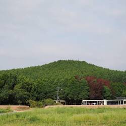 Hügelgrab des Kaisers, ursprünglich viel höher / Tumulus of the emperor. Originally much higher
