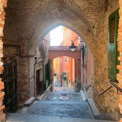 Überall Durchgänge, die die Piațas verbinden