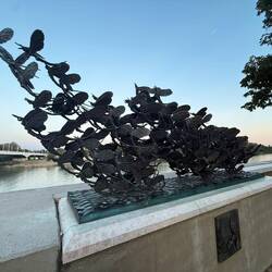 Ein Kunstwerk am Wasser - sieht doch nett aus.