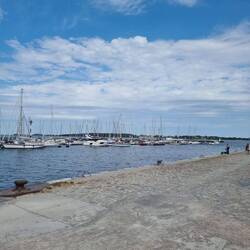 Hinten liegt die Insel Rügen