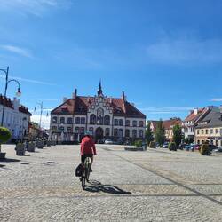 Marktplatz und Rathaus von Pisz.