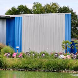 Die Liegestühle zur Bootsbeschau werden vom Hafen und vom Campingplatz gestellt.